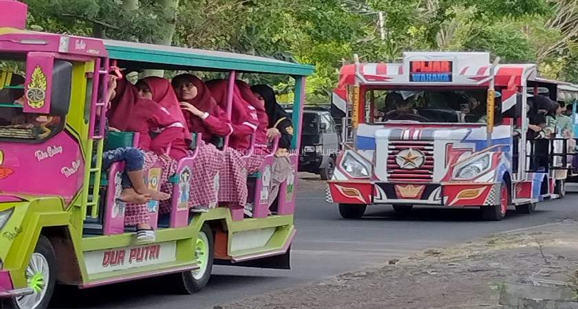 Kirab Wisudawan dan Wisudawati.