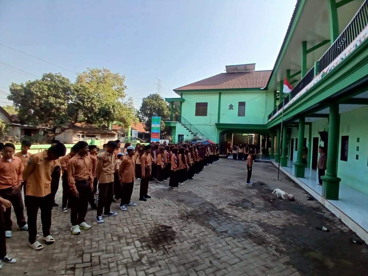 Tingkatkan Kedisiplinan dan Nasionalisme, Santri Pondok Pesantren Ummul Quro Khidmat Ikuti Upacara Rutin Hari Jumat